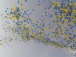 ayn� anda rengarenk 500 u�an balon b�rakma