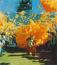 ayn� anda 2000 helyum gazl� u�an balonu g�ky�z�ne b�rak�n