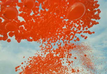 Ayn� anda g�ky�z�n� kapayacak kadar 3000 adet balonu b�rak�n