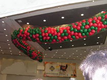 900 adet renkli balonun yukar�dan a�a�� d�k�lmesi